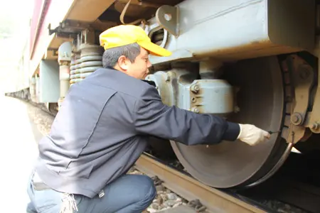 浅析铁路货车列检现场作业闸瓦及闸瓦插销检查的技巧