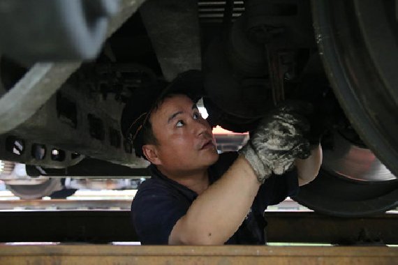 有关内燃机车走行部常见问题分析